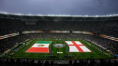 Bild: Fernando Llano/AP/dpa
Das WM-Spiel begann mit Verzögerung wegen des schlechten Wetters.