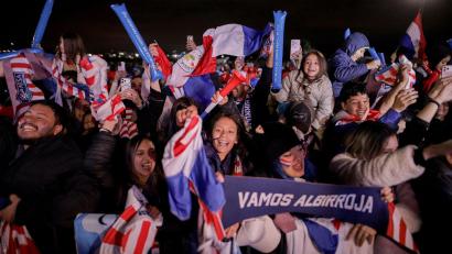 Bild: Nath Aguilar/dpa
Hunderte Fans bereiteten der paraguayischen Nationalmannschaft am Flughafen von Asunción einen begeisterten Empfang.