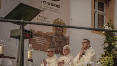 Bild: Michael Golinski
Der Heilige Franziskus im Bildhintergrund wachte als Plakat am Freialtar und thematisch während der Festwoche über seine Amberger Brüder: die Patres Clemens Swierz (rechts) und Seraphin Broniowski (links).
