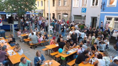 Bild: Klaus Trenz
Sitzplätze waren in der Auerbacher Außengastronomie bei der Veranstaltung "Sommer in der Stadt" vor allem gegen Abend immer schwerer zu bekommen.