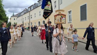 Bild: Gabriela Amann
Die Feuerwehr Ettmannsdorf konnte endlich Jubiläum feiern. Darüber freuten sich auch die Festdamen und Festmutter Manuela Moder (in Rot).