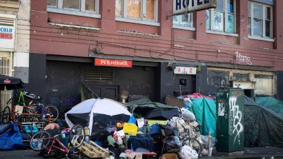 Bild: Darryl Dyck/The Canadian Press/AP/dpa
Das Elend in der Hastings Street in Vancouver ist groß. (Archivbild)