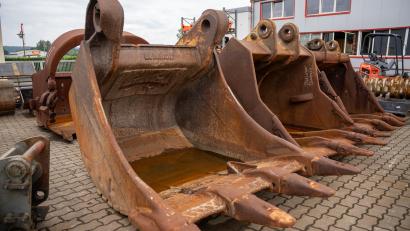 Bild: Marina Gube
Zu Besuch bei der Firma Bergauer Regenerierung in Waldsassen. Große Baggerschaufeln auf dem Werksgelände