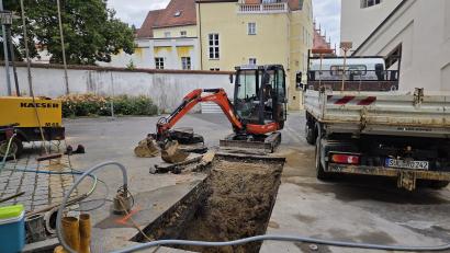 Bild: Tobias Gräf
Der Pfarrplatz in Sulzbach ist bis voraussichtlich Mittwoch, 8. Juli, wegen eines Wasserrohrbruchs gesperrt.