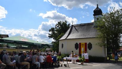 Bild: Richard Braun
Seit 100 Jahren ist die Dorfkapelle der Mittelpunkt der Ortschaft Trichenricht. Aus diesem Anlass feierte Pfarrer Savari mit vielen Gläubigen einen Festgottesdienst.