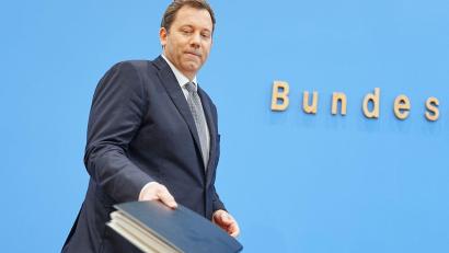 Bild: Michael Kappeler/dpa
Die Haushaltspläne des Ministers sind umstritten.