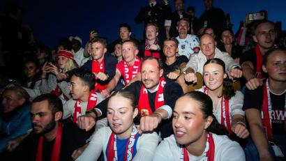 Bild: Javad Parsa/NTB Scanpix/AP/dpa
Norwegens Kronprinz im WM-Fieber: Haakon „rudert“ mit seinen Landsleuten vor dem Schloss in Oslo.