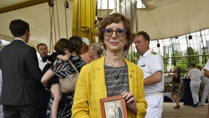 Bild: Anne Pollmann/dpa
Zu ihrer Einbürgerunszeremonie bringt Carolyn Oliner ein Bild ihrer Großeltern mit, denen 1941 formell die Staatsangehörigkeit aberkannt wurde. Beide werden später in Auschwitz ermordet.