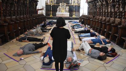 Bild: Ulla Britta Baumer
An der Veranstaltung "Aktionsraum Schlaf" in der Basilika nahmen 23 Personen teil. Künstlerin Anne Glassner aus Wien leitete das Projekt, das vom Kunstobjekt Badehaus Maiersreuth ins Leben gerufen wurde als einen Teil der Reihe "Dormitorium".