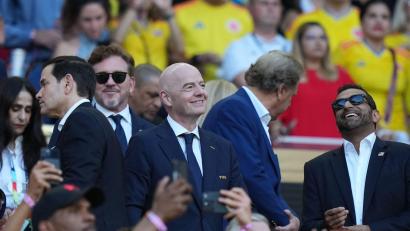 Bild: Lynne Sladky/AP/dpa
Gianni Infantino (M) bezieht Stellung. (Archivbild)