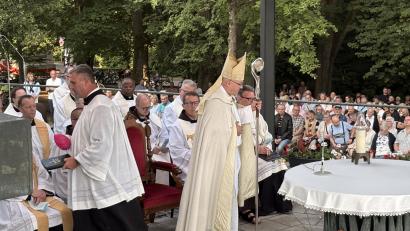 Bild: Lukas Büchold
Der Regensburger Bischof Rudolf Voderholzer beim Einzug.