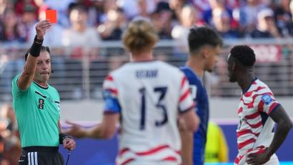 Bild: Julio Cortez/AP/dpa
Balogun hatte im WM-Spiel gegen Bosnien-Herzegowina die Rote Karte gesehen, nachdem er unabsichtlich auf dem Knöchel seines Gegners gelandet war. (Archivbild)