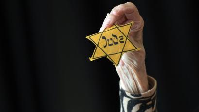 Bild: Britta Pedersen/dpa-Zentralbild/dpa
Hunderte persönliche Dokumente von NS-Opfern konnten dem privaten Handel entzogen werden. (Symbolbild)