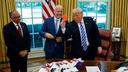 Bild: Evan Vucci/AP/dpa
Wie groß ist Donald Trumps Einfluss auf die FIFA und ihren Chef Gianni Infantino (M)? (Archivbild)