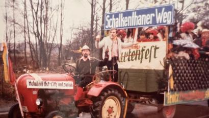 Bild: Archiv Demleitner
Bereits 1976 begannen die legendären Straßenfeste und die Tradition, einen Faschingswagen zu stellen.