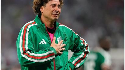 Bild: Natacha Pisarenko/AP/dpa
Das Ende seiner Karriere: Mexikos Torhüter Guillermo Ochoa nimmt Abschied mit Tränen.