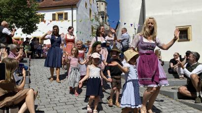 Bild: Raphael Haubelt
Kirwa-Auftakt in Nabburg mit dem Einmarsch des Kindergartens St. Marien