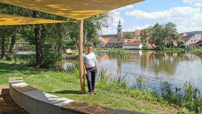 Bild: Gertraud Portner
Neue Spiel- und Erholungslandschaft nahe der Altstadt: Bürgermeister Rudolf Teplitzky freut sich auf die Eröffnung der Marktweiheranlage beim Bürgerfest am 12. Juli.