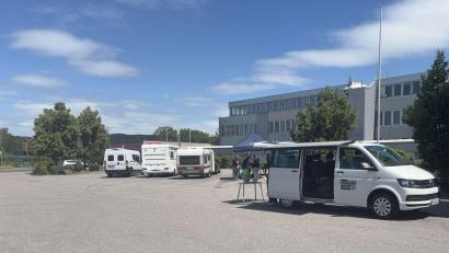 Bild: VPI Amberg
„Sicher in den Urlaub“ hieß es jetzt wieder auf dem Amberger Zollparkplatz. Dort gab die Verkehrspolizei wichtige Tipps, was das Verreisen mit Wohnmobilen und Wohnwagen angeht.