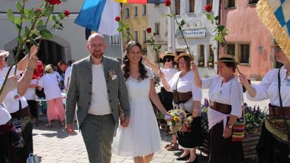 Bild: Hans Prem
Auch die Marketenderinnen bildeten ein Rosenspalier für das frisch vermählte Paar.