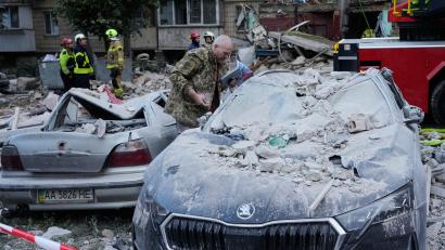 Bild: Efrem Lukatsky/AP/dpa
Schwere Schäden nach russischen Raketenangriffen.