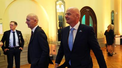 Bild: Maja Hitij/Getty Images Europe Pool/dpa
DFB-Präsident Bernd Neuendorf (2.v.r.) fordert Aufklärung von FIFA-Boss Gianni Infantino (r.). (Archivbild)