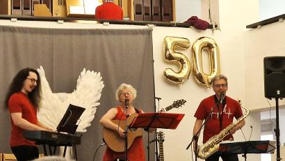 Bild: Reinhard Kreuzer
Die Band „Ephesus“ gestaltete den Gottesdienst zum 50-jährigen Jubiläum der Martin-Luther-Kirche in Neustadt/WN musikalisch mit.