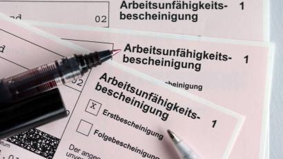Bild: Jens Büttner/dpa-Zentralbild/dpa
Der CDU-Arbeitnehmerflügel kritisiert die Pläne für strengere Krankmeldungen.
