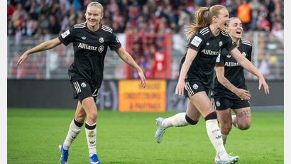 Bild: Soeren Stache/dpa
Pernille Harder (l) und die Bayern-Frauen siegten in der vergangenen Spielzeit mit 3:2 in Berlin. (Archivbild)