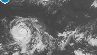 Bild: Uncredited/NOAA/AP/dpa
Ein Satellitenbild zeigt Supertaifun „Bavi“.