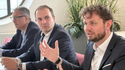 Bild: Gabi Schönberger
Klinikvorstand Ralph Junghans (Mitte) mit Klinikdirektor Tim Egger (rechts) und Sprecher Friedrich Peterhans.