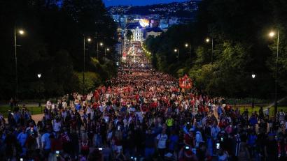 Bild: Javad Parsa/NTB Scanpix/dpa
Die Norweger hat das Fußballfieber gepackt: Rund 100.000 feierten nach dem Achtelfinal-Sieg gemeinsam in Oslo.