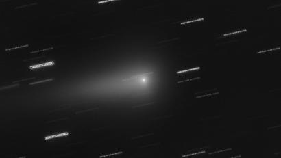 Bild: O. Hainaut/ESO/dpa
In der Mitte ist der Komet 3I/Atlas zu sehen. Die Sterne im Hintergrund erscheinen als Lichtspuren, weil die Aufnahme aus mehreren nacheinander aufgenommen Einzelbildern zusammengesetzt wurde.