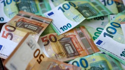 Bild: Jan Woitas/dpa
Die Polizei sammelt das Bargeld entlang der Autobahn wieder ein. (Symbolbild)