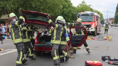 Bild: Helmut Kunz
Ein Trümmerfeld vor dem Alten Rathaus. BRK und Feuerwehr führen vor, wie ein Unfallopfer aus einem Pkw gerettet wird.
