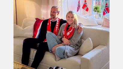Bild: Handout/The Royal Court/dpa
Dieses Bild von Mette-Marit und ihrem Mann, Kronprinz Haakon, postete das Königshaus bei Instagram.