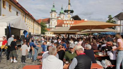 Bild: Konrad Rosner
Mit der Basilika im Hintergrund bot der Blick auf das 44. Waldsassener Bürgerfest eine tolle Kulisse.