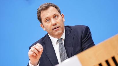 Bild: Michael Kappeler/dpa
Hat auch eine Meinung zur umstrittenen FIFA-Entscheidung: Lars Klingbeil.