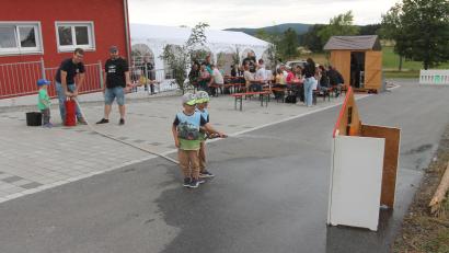 Bild: Josef Pilfusek
"Wasser marsch!" Kommandant Konstantin Völkl pumpt, und die Kinder haben ihren Spaß an der Kübelspritze.