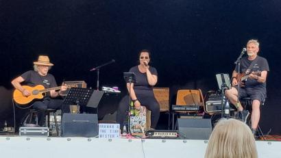 Bild: Sabine Müller
Das Trio "Franka & The Tiny Mister" begeisterte das Publikum mit Rockklassikern.