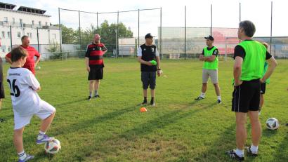 Bild: Hans Prem
DJK-Trainer Günter Christian (Mitte) erklärt den Kickern zunächst die wichtigsten Regeln bei Walking Football.