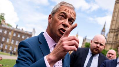 Bild: Jordan Pettitt/PA Wire/dpa
Der Chef der rechtspopulistischen Partei Reform UK legt sein Mandat nieder. (Archivbild)