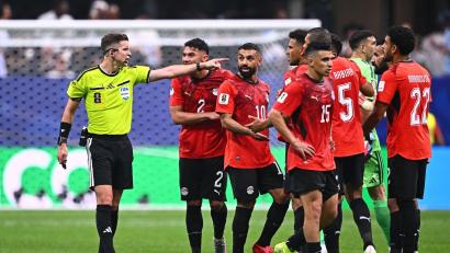 Bild: Tom Weller/dpa
Die ägyptischen Spieler waren verärgert über Schiedsrichter Francois Letexier.