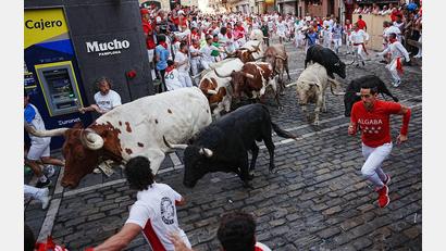Bild: Miguel Oses/AP/dpa
Die Stierhatzen im nordspanischen Pamplona sind schnell und gefährlich. Beim ersten von acht Läufen gab es zum Glück nur Leichtverletzte. Die Bullen aber sterben am späten Nachmittag in der Stierkampfarena.