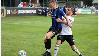 Bild: Dieter Jäschke
Der Weidener Niklas Lang (links) ist in dieser Szene vor Andreas Koppmann am Ball.