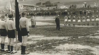 Bild: Lothar Trager
Bereits zur Einweihung war der Platz an der Vils nur mit Sägespänen bespielbar. Aus diesem Grund zog der Verein 1972 an seinen heutigen Standort um.