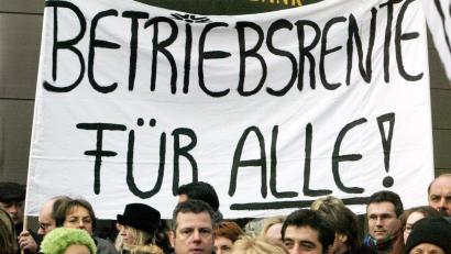 Bild: Frank Rumpenhorst/dpa
In den unteren Gehaltsgruppen mit einem Bruttolohn bis zu 2.500 Euro hat laut der Alterssicherungskommission nur rund ein Drittel der Beschäftigten Anspruch auf eine betriebliche Altersvorsorge. (Archivbild)