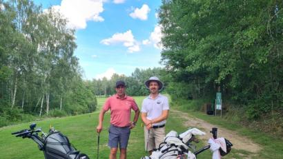 Bild: Jonas Storch
Marian Ludwig (rechts) und Spielführer des GC Stiftland Otto Gradl (links) duellieren sich bei einem freundschaftlichen Turnier.