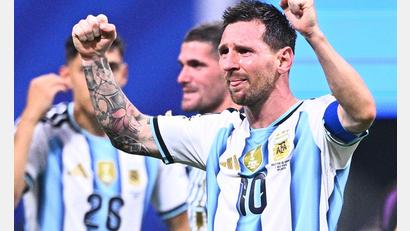 Bild: Tom Weller/dpa
Ein Sieg voller Emotionen - so sieht man Messi selten.