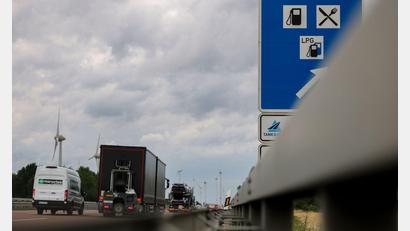 Bild: Jan Woitas/dpa
Fürs Tanken von der Autobahn abzufahren, lohnt sich.